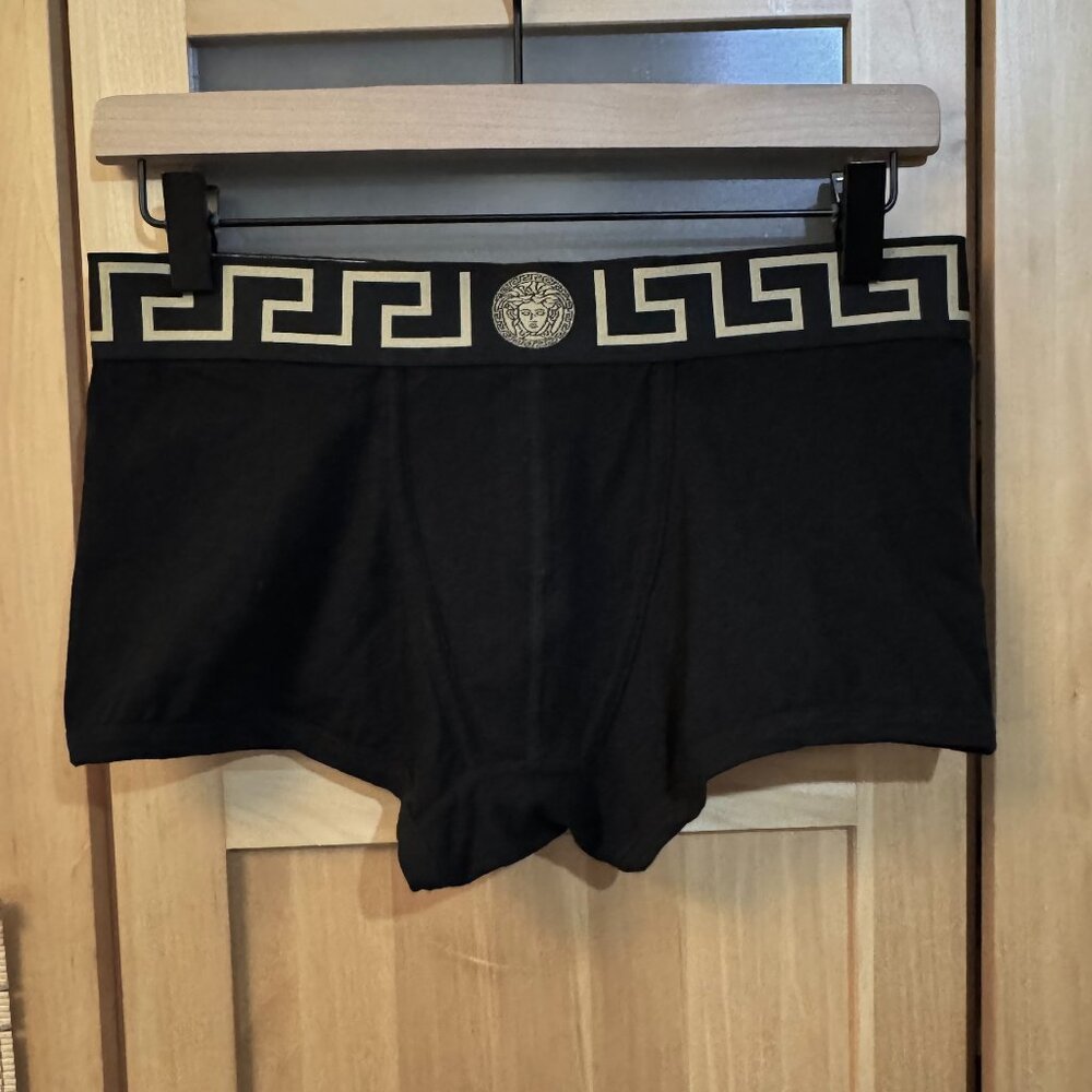 Versace.  Men’s low rise cotton-blend trunks. Color: Black.  Size: 5 (Medium)